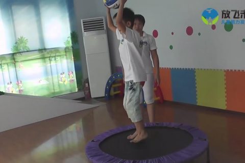 蹦床举球跳