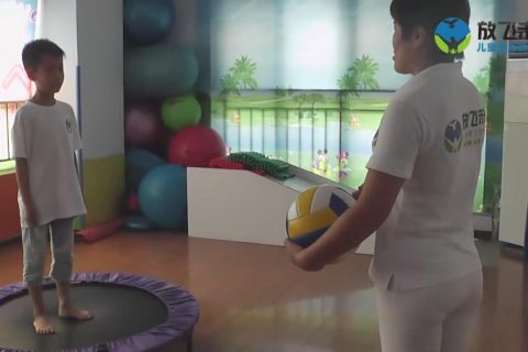 蹦床抛接球·扔气球·套圈