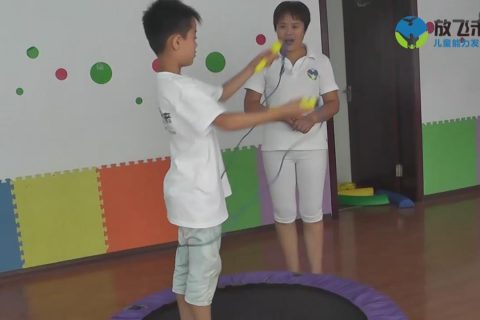 蹦床上跳绳