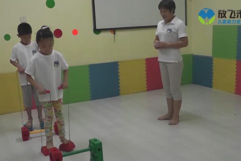 脚踩石跨越障碍