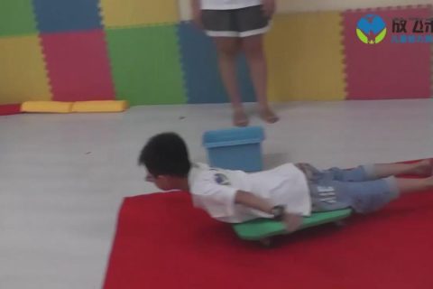 俯卧滑板滑滑梯投沙包
