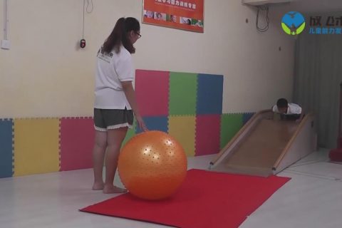 俯卧滑板滑滑梯推球