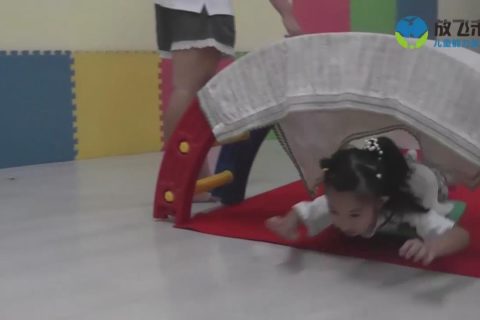 俯卧滑滑梯过窗帘