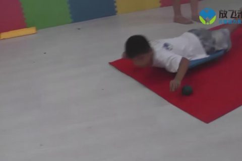 俯卧滑滑梯拿沙包