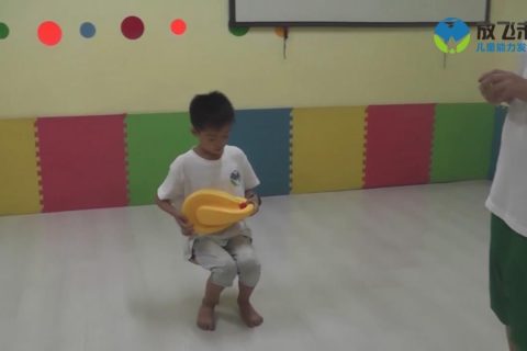坐独脚凳玩上下转盘