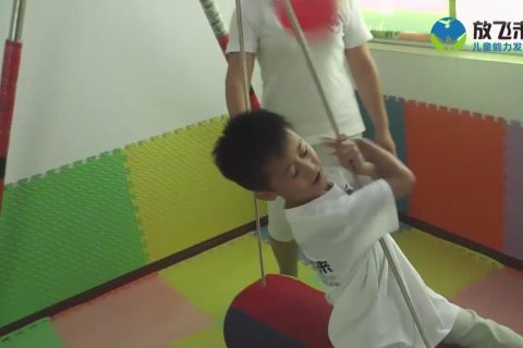 骑圆筒木马击打悬挂物