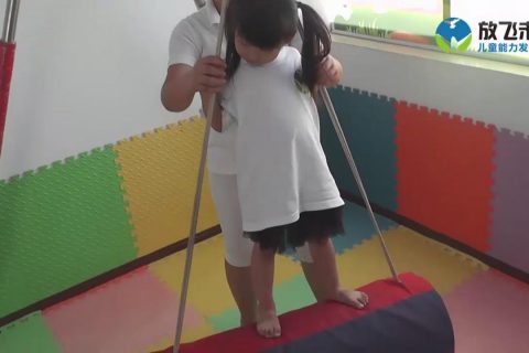 站在圆筒木马上摇晃