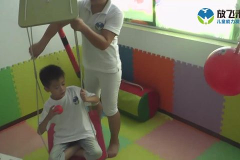 坐四足位击打悬挂物