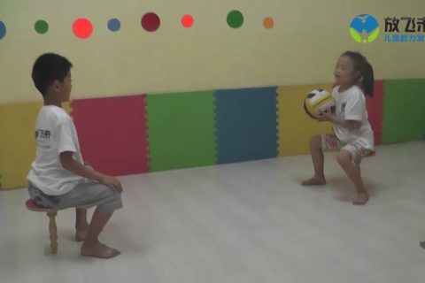 两人独脚凳接抛球