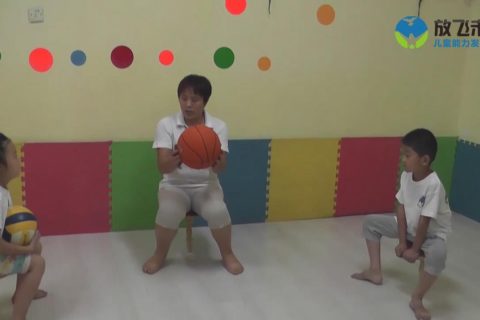 坐独脚凳自抛球