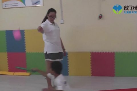 坐滑板滑滑梯击打悬挂物