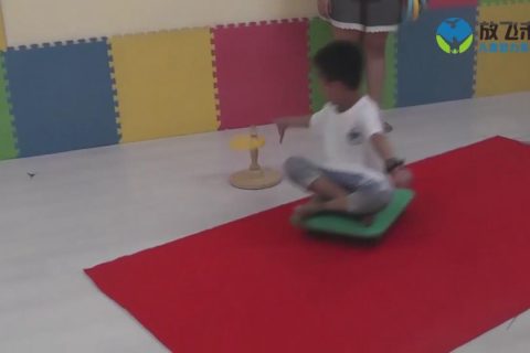 坐滑板滑滑梯接东西套圈