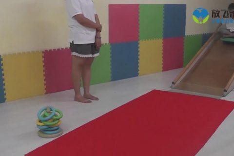 坐滑板滑滑梯取物品