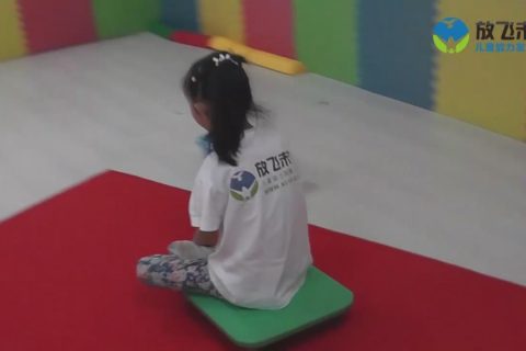 坐滑板滑滑梯扔物品