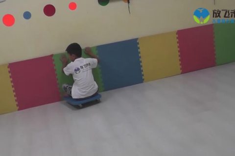 坐滑板滑滑梯推墙