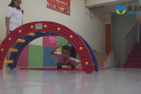 坐滑板击打悬挂物