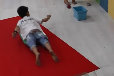 感统训练项目：大滑梯 + 投球