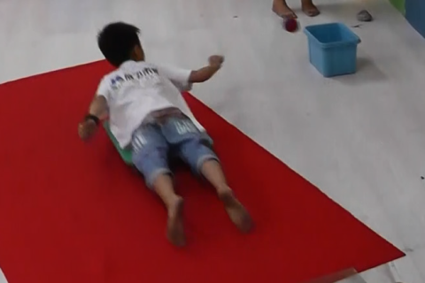 感统训练项目：大滑梯+拾球+投球序列动作