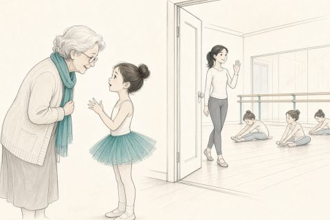 舞蹈教室门口，外婆弯腰听穿舞裙的外孙女复述老师的话